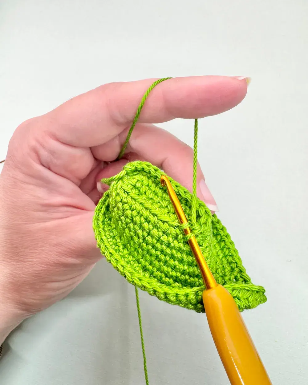 Chapeau vert du chasseur du Petit Chaperon rouge en cours de crochet