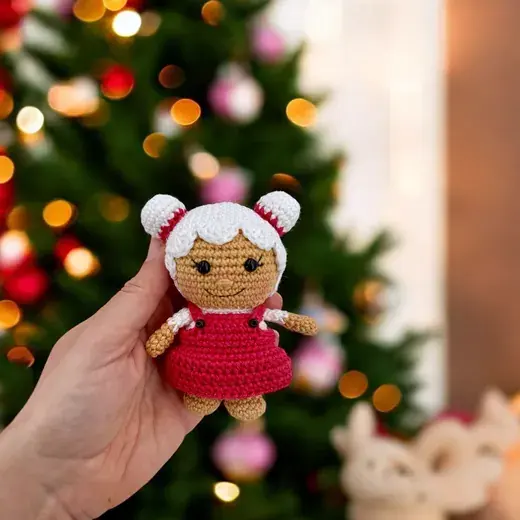 Petite Mère Noël au crochet des Funambules d’hiver, tenue dans une main